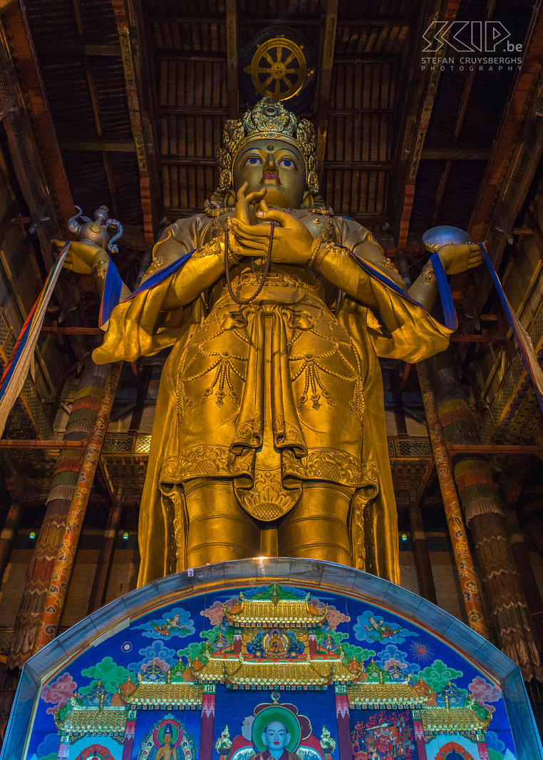 Ulaanbaatar - Gandanklooster - Standbeeld In het klooster staat een 26,5 meter hoog standbeeld van Migjid Janraisig, een boeddhistische bodhisattva ook wel bekend als Avalokitesvara. Dit standbeeld werd vernietigd door de Russische communisten in de jaren ‘30, maar het is herbouwd in 1996. Stefan Cruysberghs